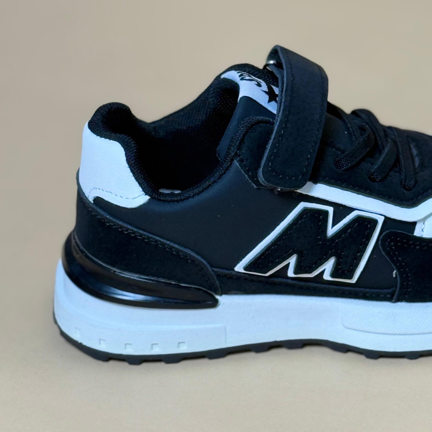 Classic black & white kids sneaker